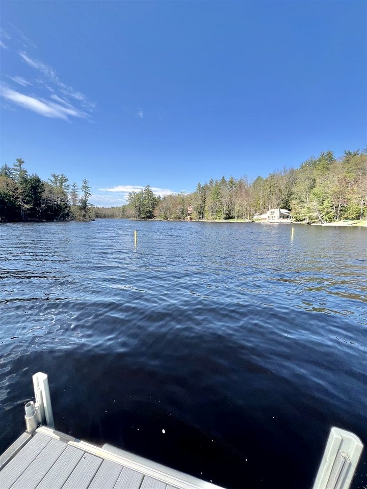 Waterfront Cottage with Equipped Deck and Private Dock in Maine
