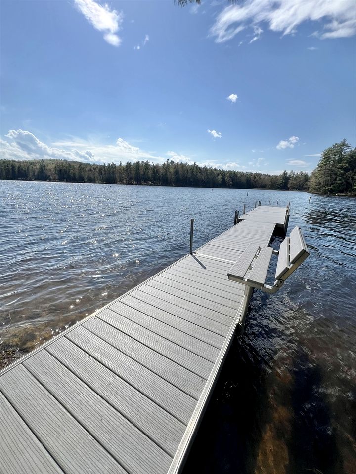 Waterfront Cottage with Equipped Deck and Private Dock in Maine
