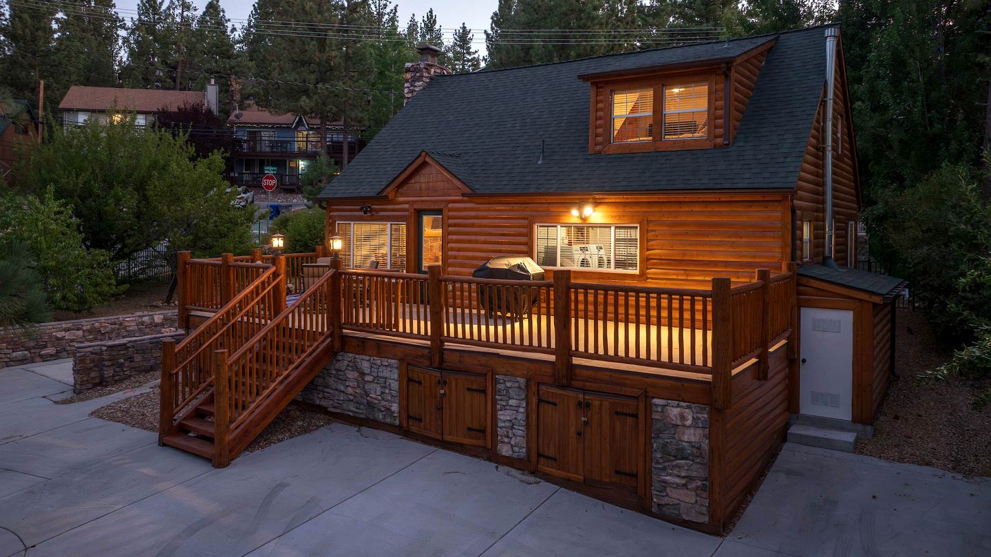 Charming Vintage Mountain Cabin with Scenic Lake Views near Big Bear Lake, California