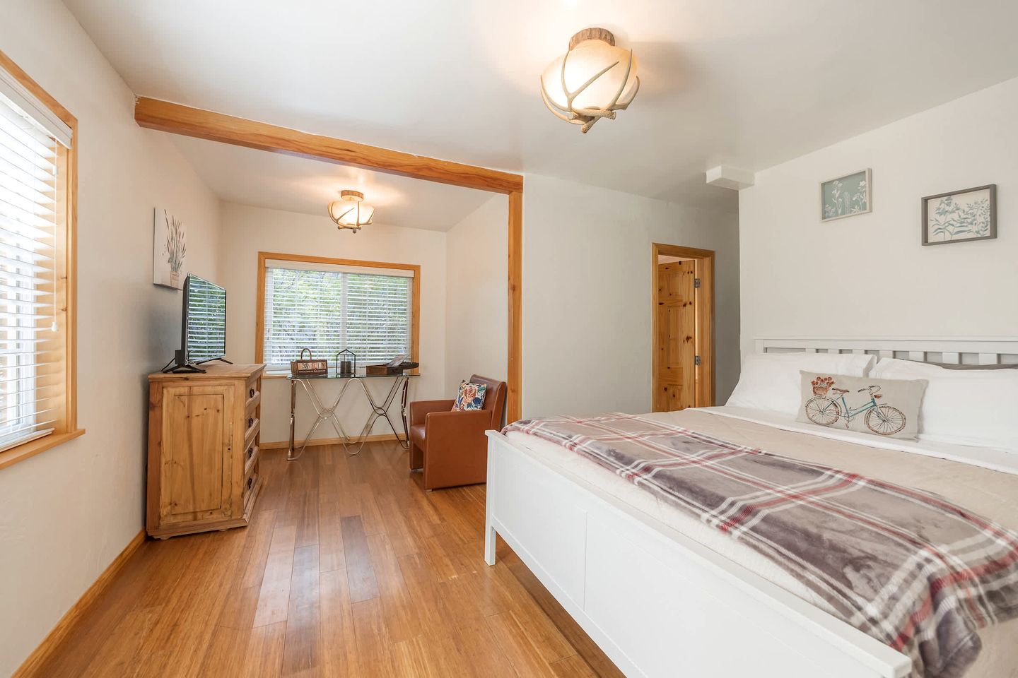 Charming Vintage Mountain Cabin with Scenic Lake Views near Big Bear Lake, California