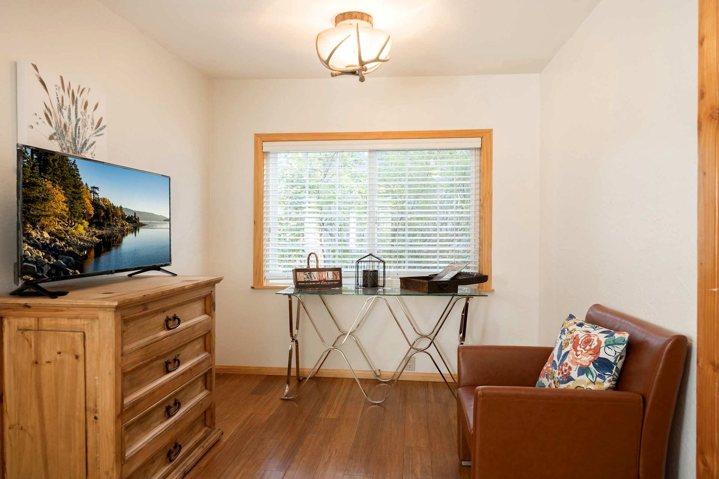 Charming Vintage Mountain Cabin with Scenic Lake Views near Big Bear Lake, California