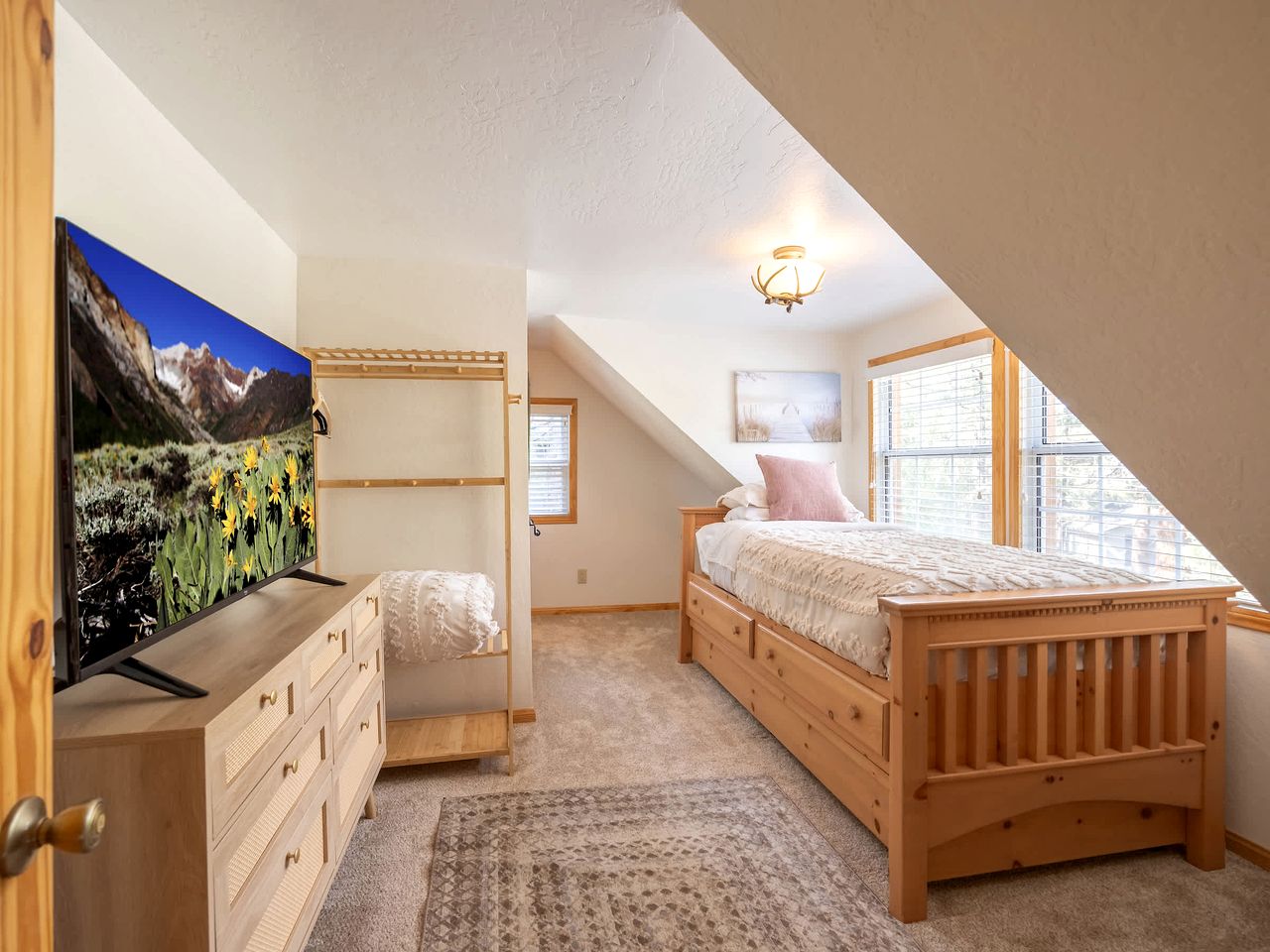 Charming Vintage Mountain Cabin with Scenic Lake Views near Big Bear Lake, California