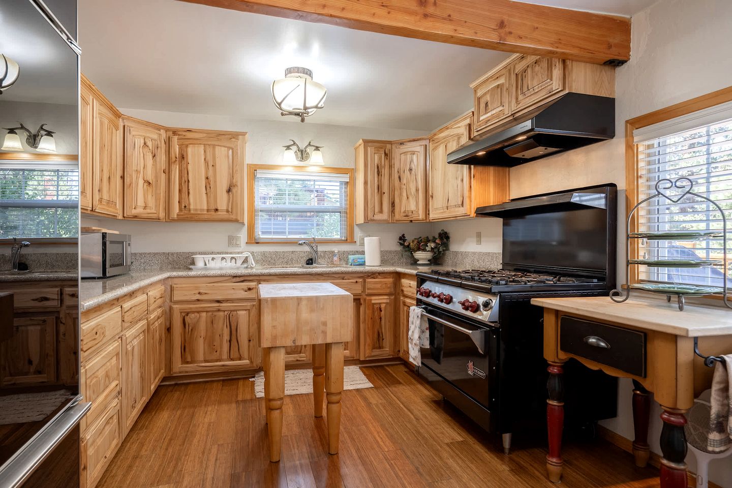 Charming Vintage Mountain Cabin with Scenic Lake Views near Big Bear Lake, California