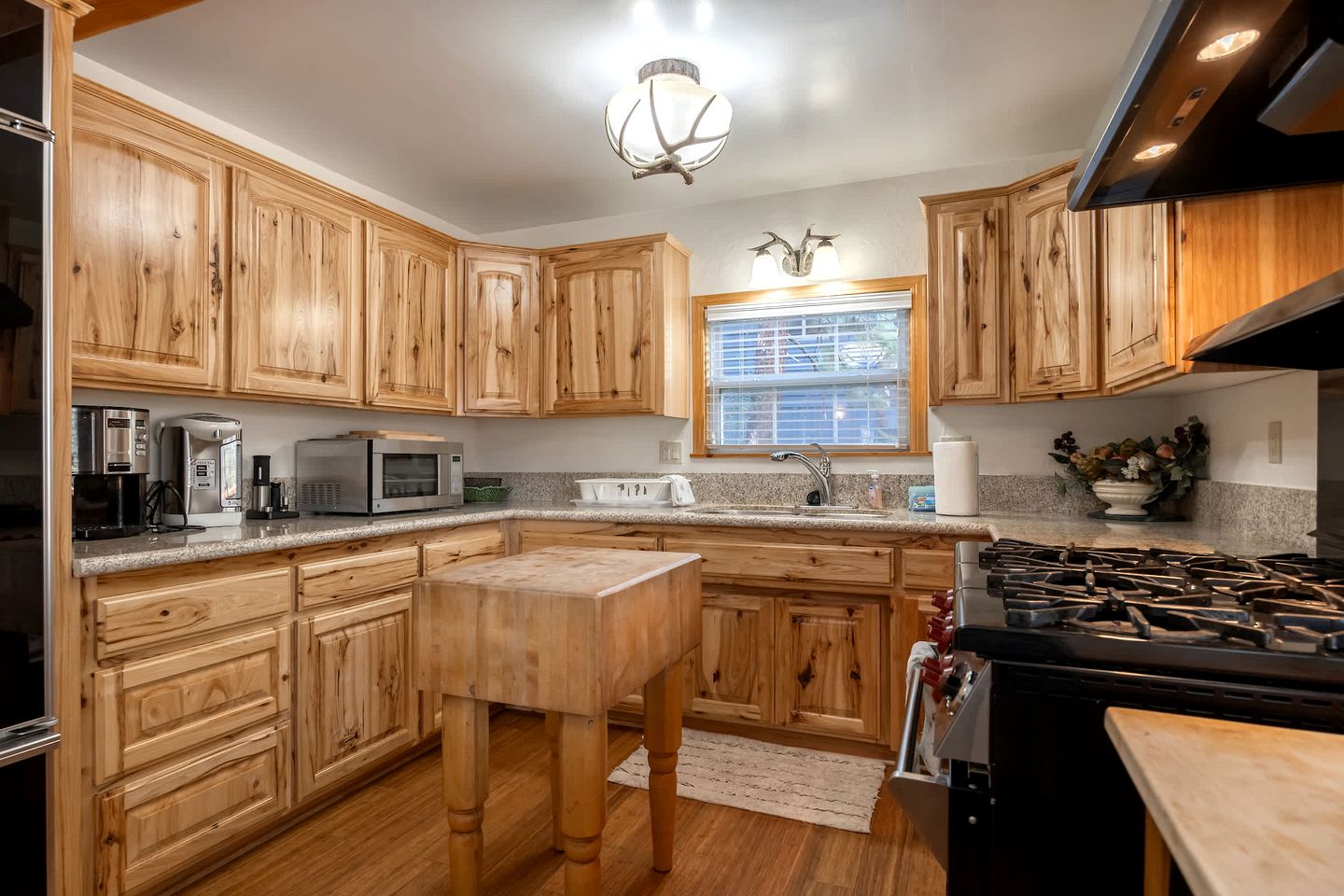 Charming Vintage Mountain Cabin with Scenic Lake Views near Big Bear Lake, California