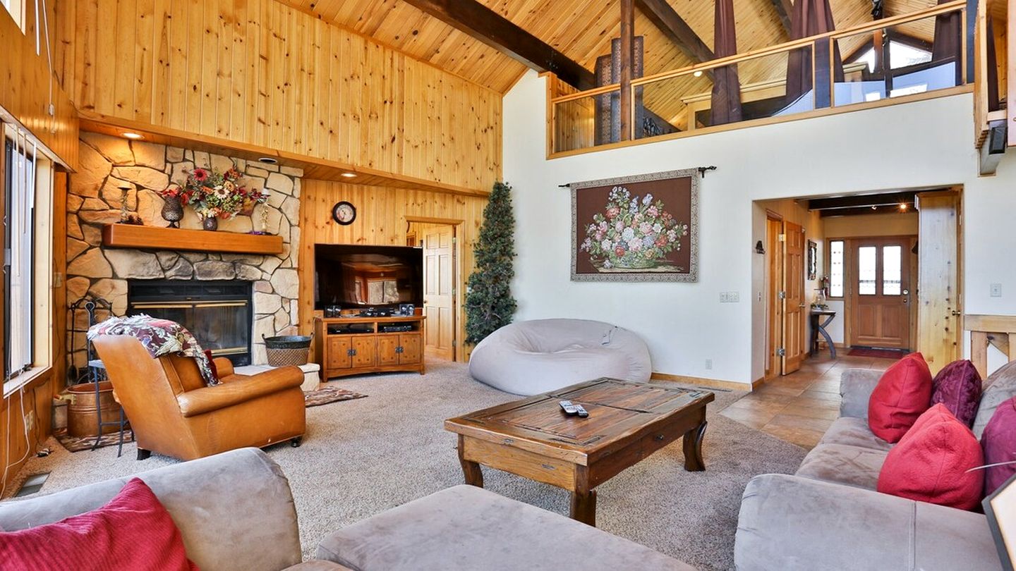 Breathtaking Huge Cabin with Hot-tub and Stunning Views in Moonridge, California