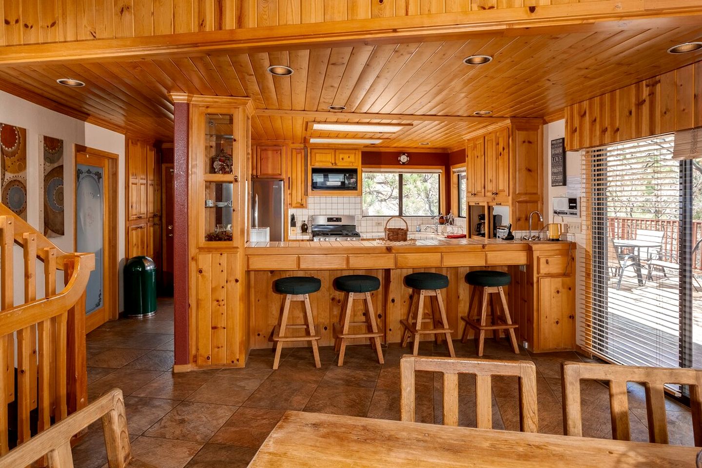 Breathtaking Huge Cabin with Hot-tub and Stunning Views in Moonridge, California