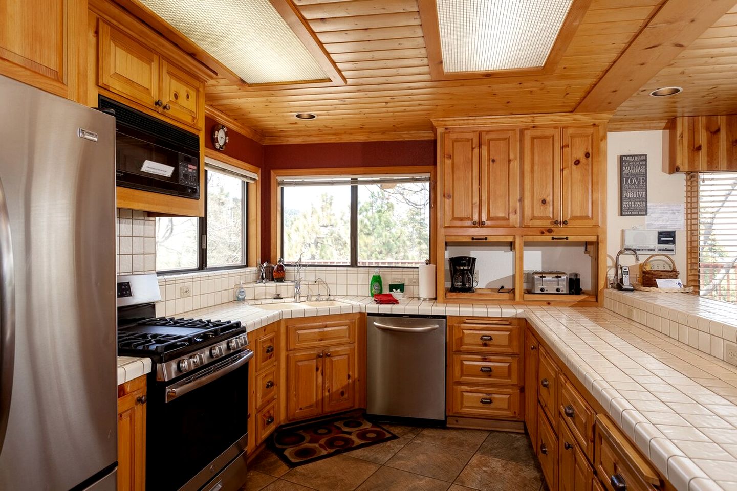 Breathtaking Huge Cabin with Hot-tub and Stunning Views in Moonridge, California