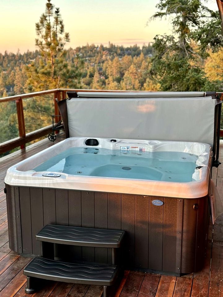 Breathtaking Huge Cabin with Hot-tub and Stunning Views in Moonridge, California