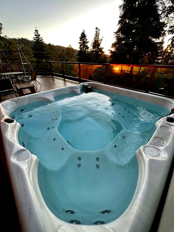 Breathtaking Huge Cabin with Hot-tub and Stunning Views in Moonridge, California