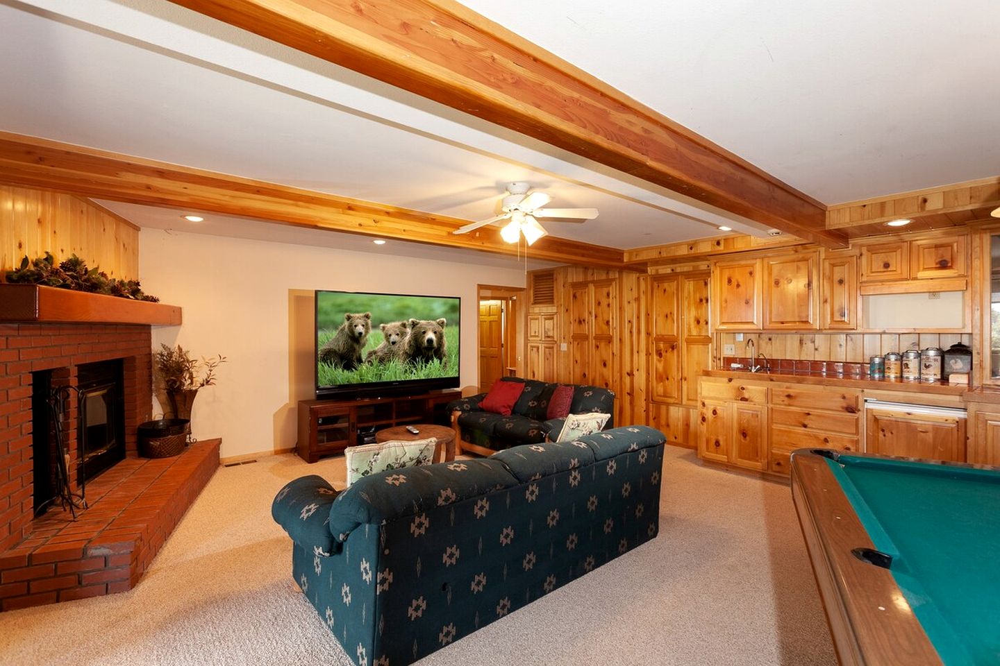 Breathtaking Huge Cabin with Hot-tub and Stunning Views in Moonridge, California