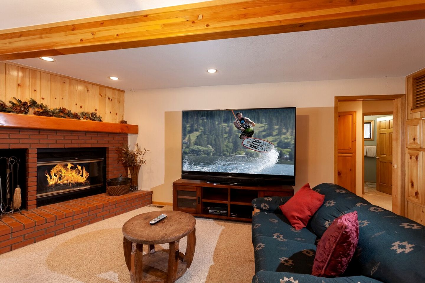 Breathtaking Huge Cabin with Hot-tub and Stunning Views in Moonridge, California