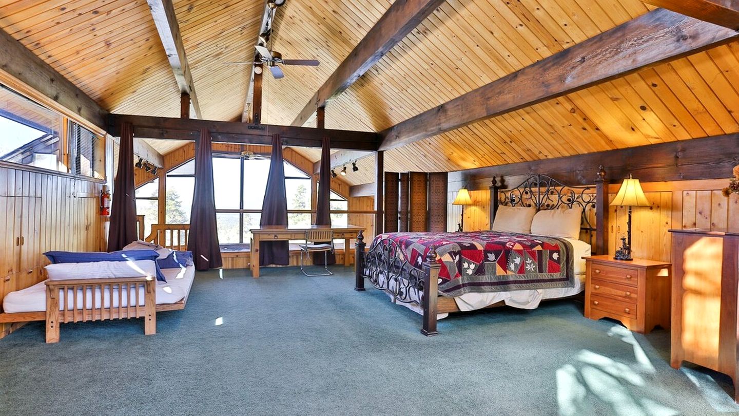 Breathtaking Huge Cabin with Hot-tub and Stunning Views in Moonridge, California