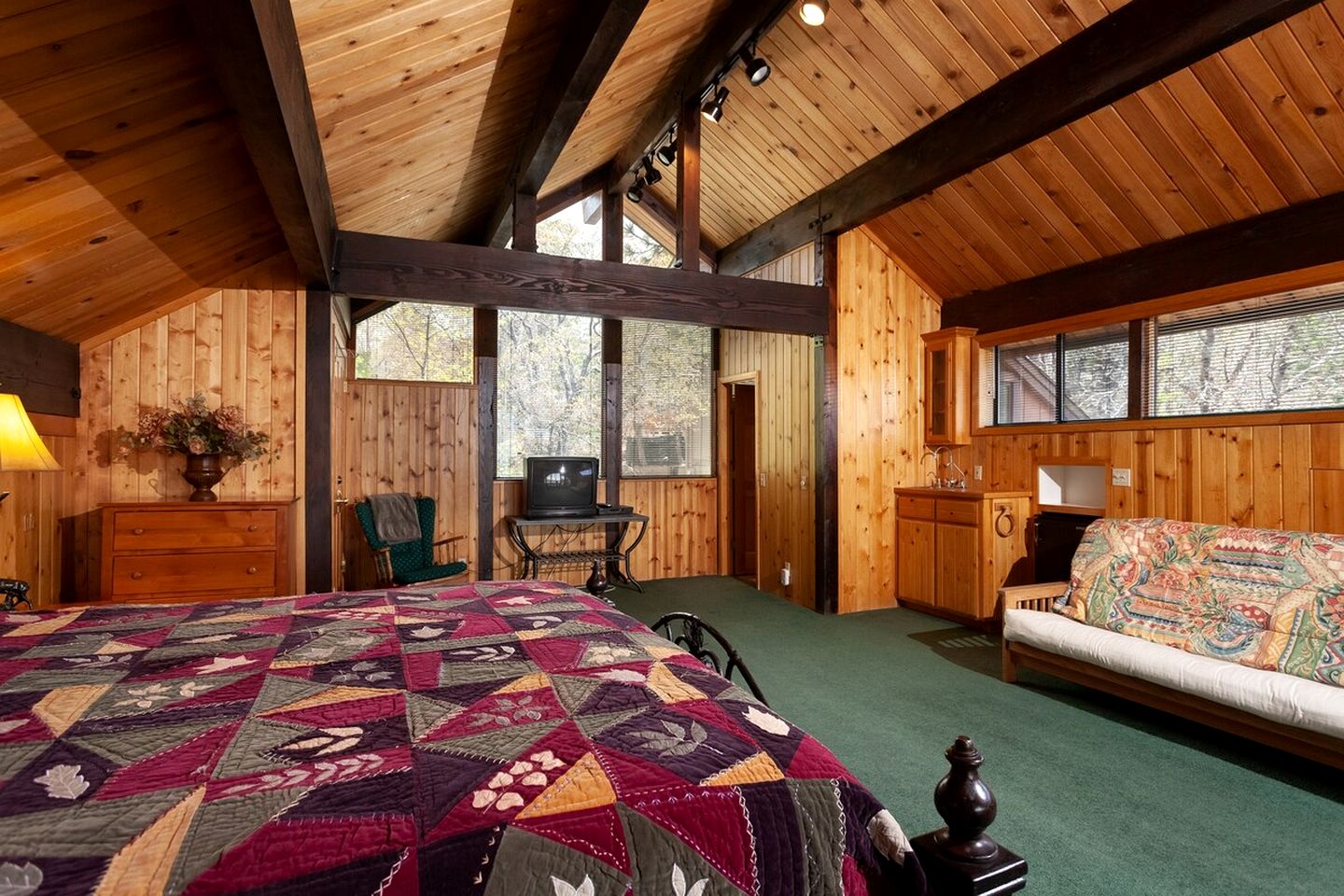 Breathtaking Huge Cabin with Hot-tub and Stunning Views in Moonridge, California