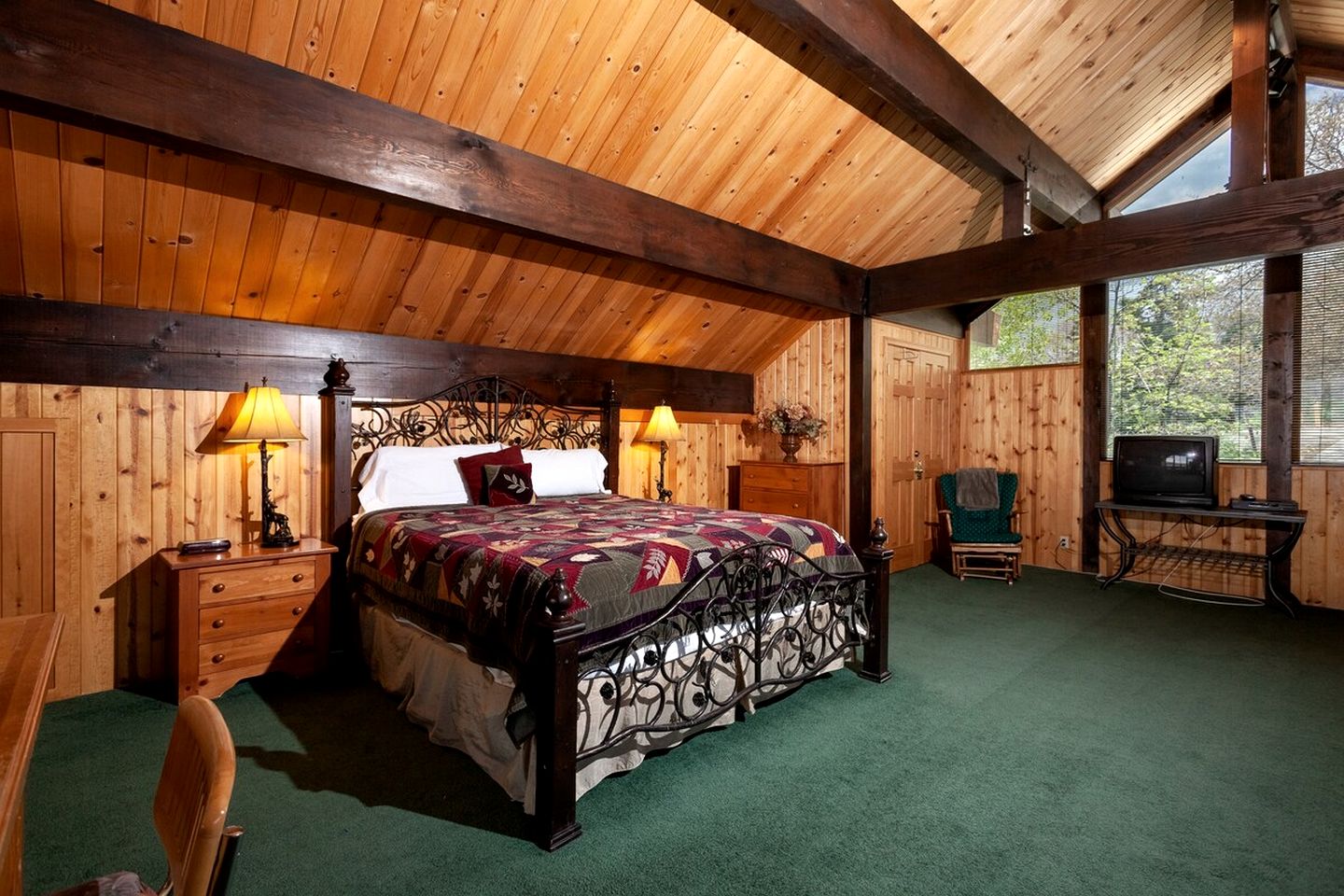 Breathtaking Huge Cabin with Hot-tub and Stunning Views in Moonridge, California
