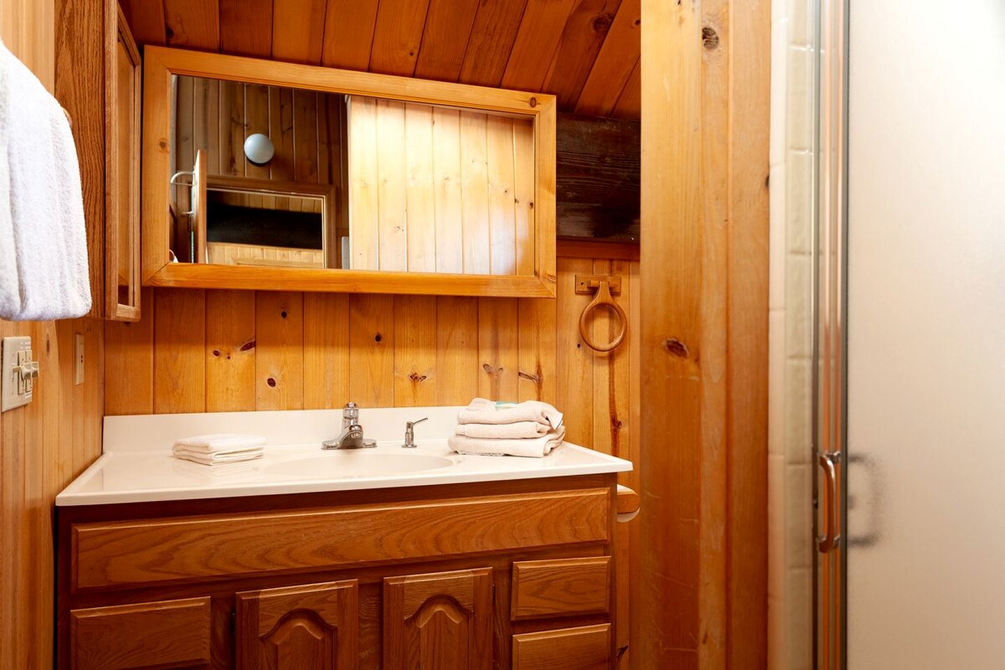 Breathtaking Huge Cabin with Hot-tub and Stunning Views in Moonridge, California