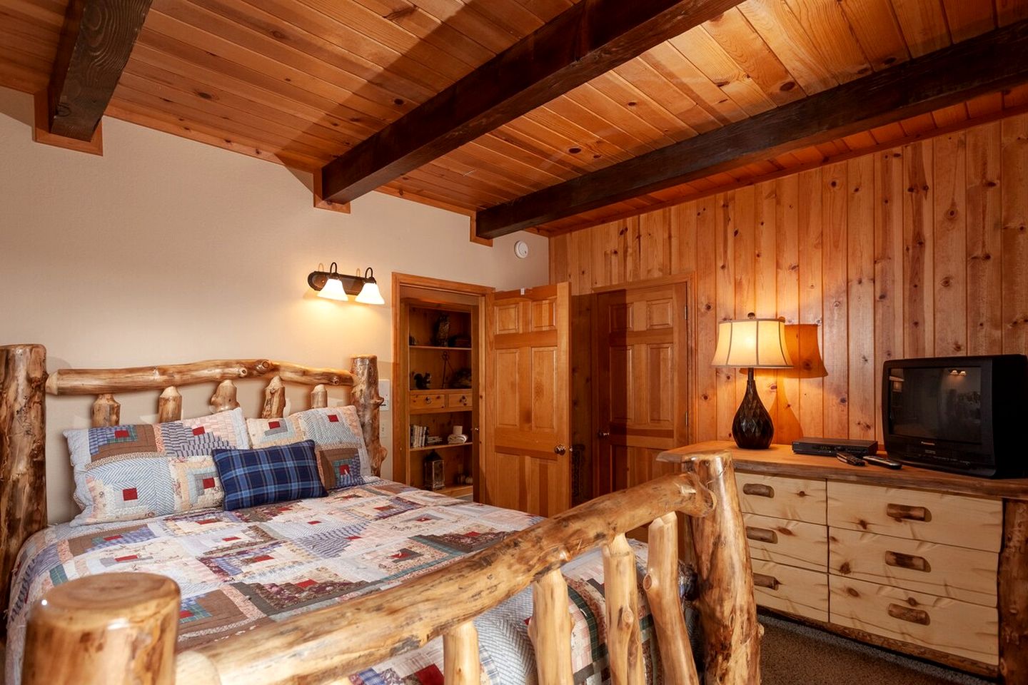 Breathtaking Huge Cabin with Hot-tub and Stunning Views in Moonridge, California