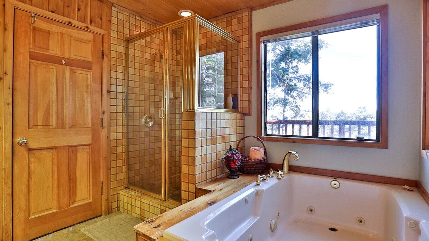 Breathtaking Huge Cabin with Hot-tub and Stunning Views in Moonridge, California