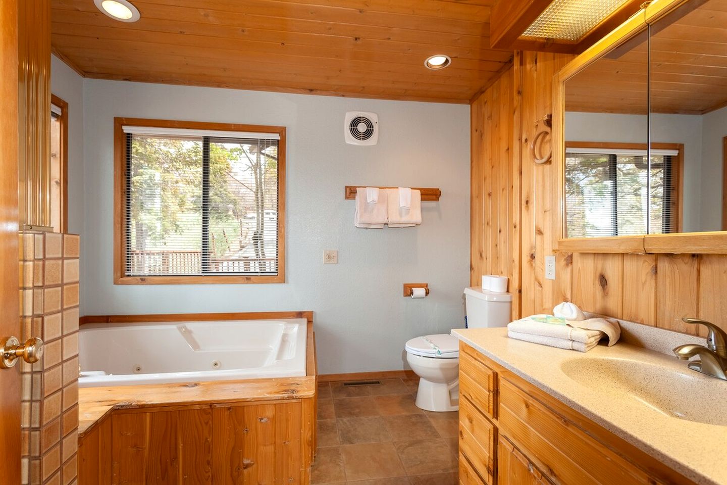 Breathtaking Huge Cabin with Hot-tub and Stunning Views in Moonridge, California