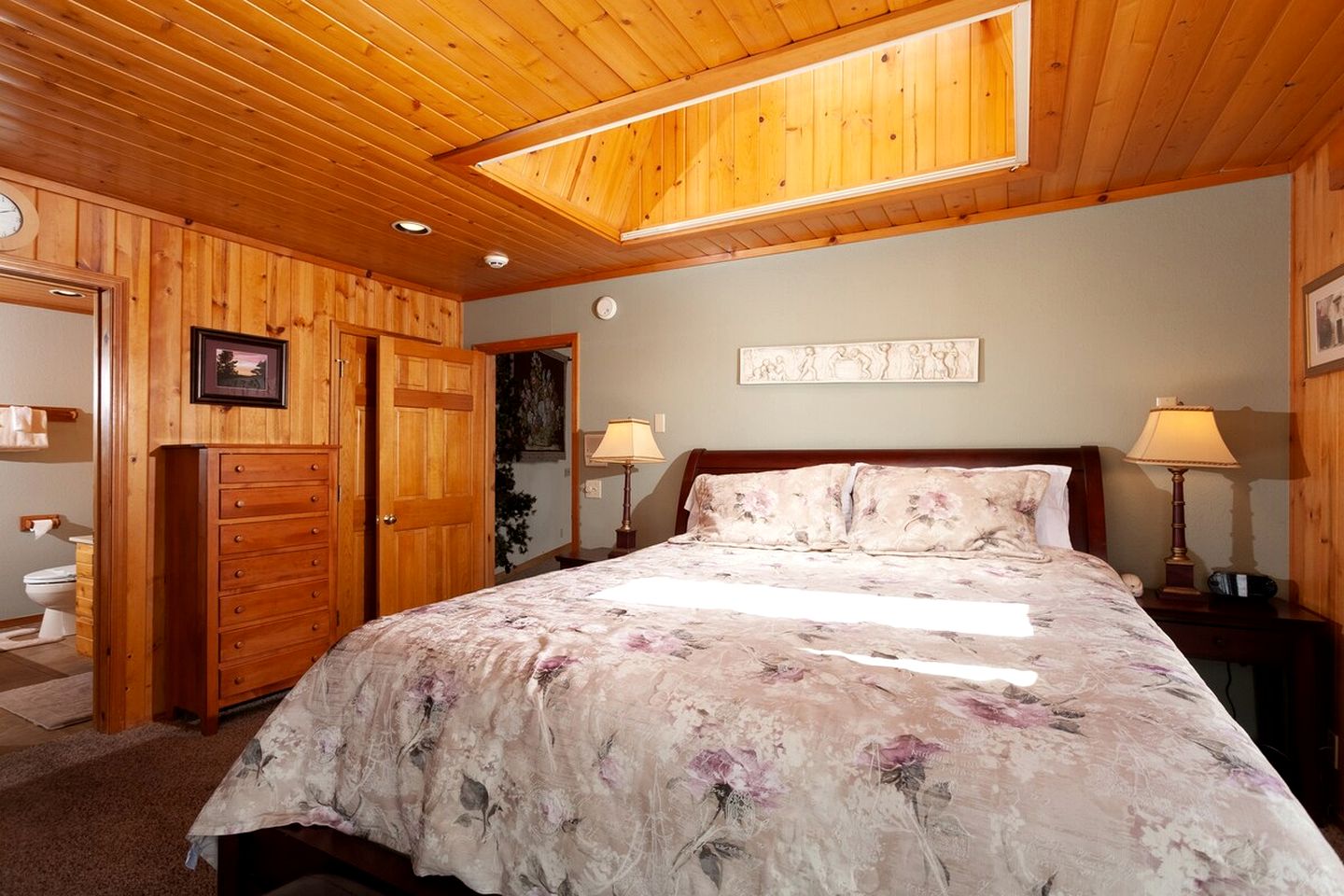 Breathtaking Huge Cabin with Hot-tub and Stunning Views in Moonridge, California