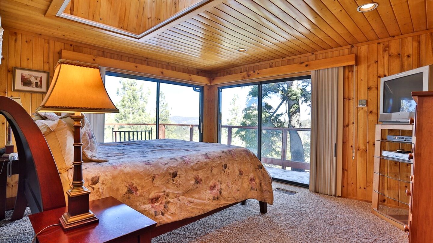 Breathtaking Huge Cabin with Hot-tub and Stunning Views in Moonridge, California
