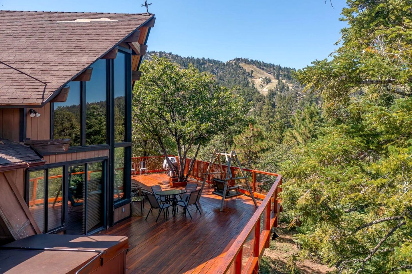 Breathtaking Huge Cabin with Hot-tub and Stunning Views in Moonridge, California