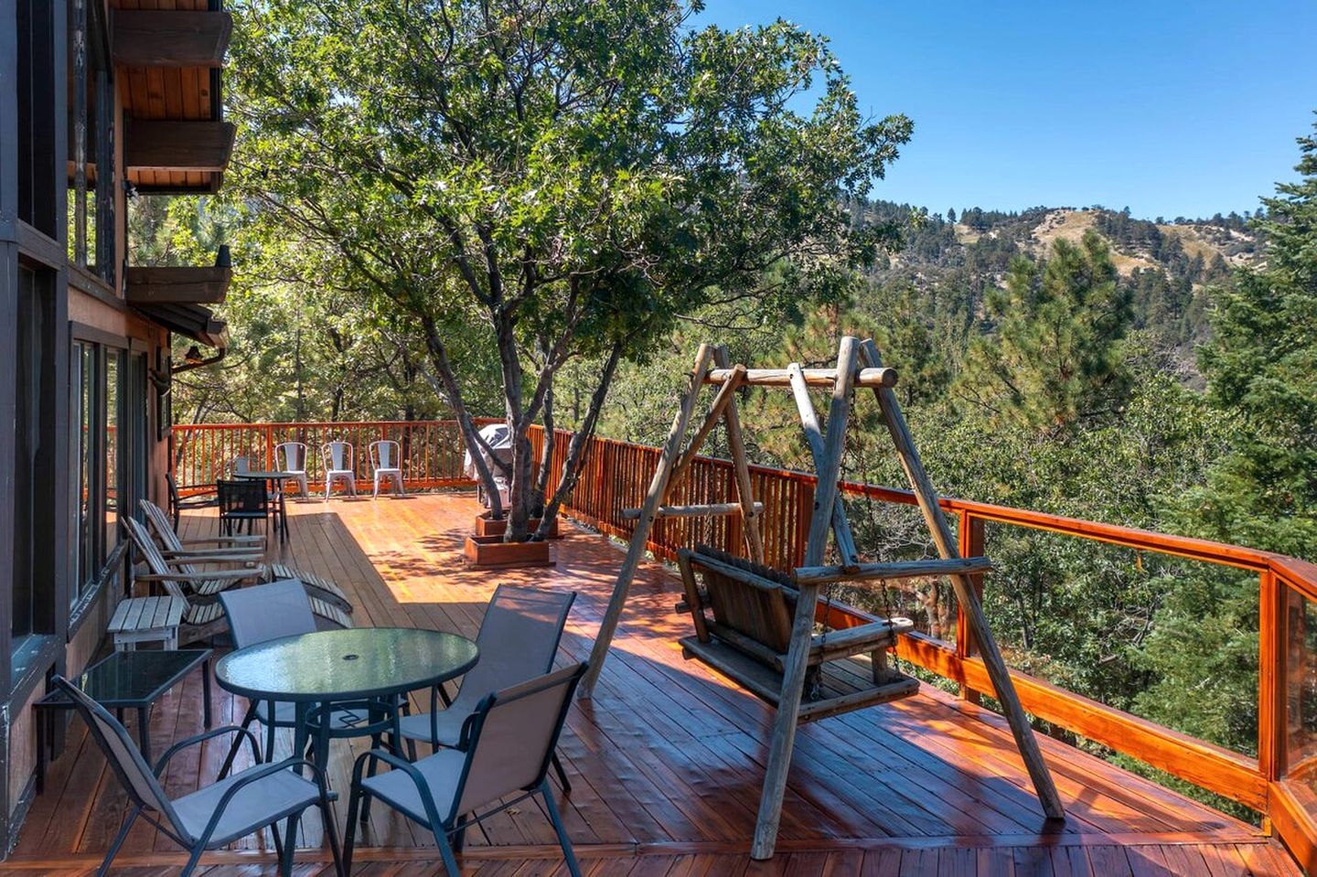 Breathtaking Huge Cabin with Hot-tub and Stunning Views in Moonridge, California