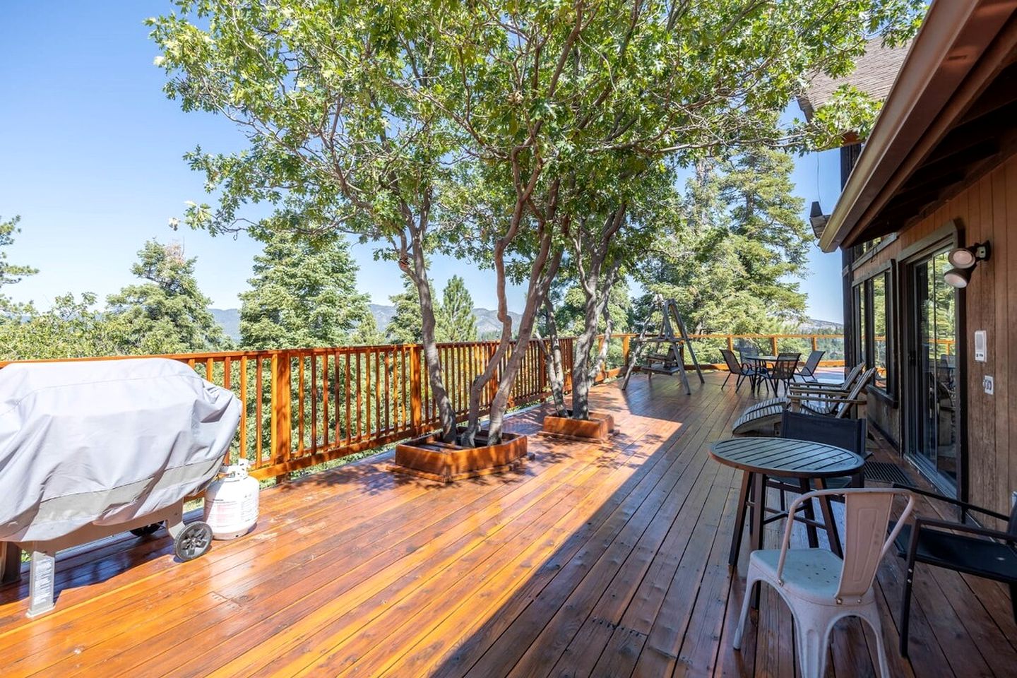 Breathtaking Huge Cabin with Hot-tub and Stunning Views in Moonridge, California