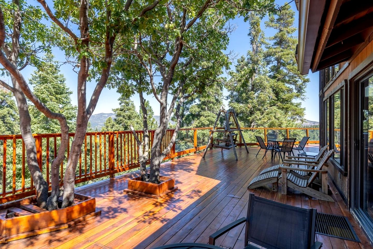 Breathtaking Huge Cabin with Hot-tub and Stunning Views in Moonridge, California