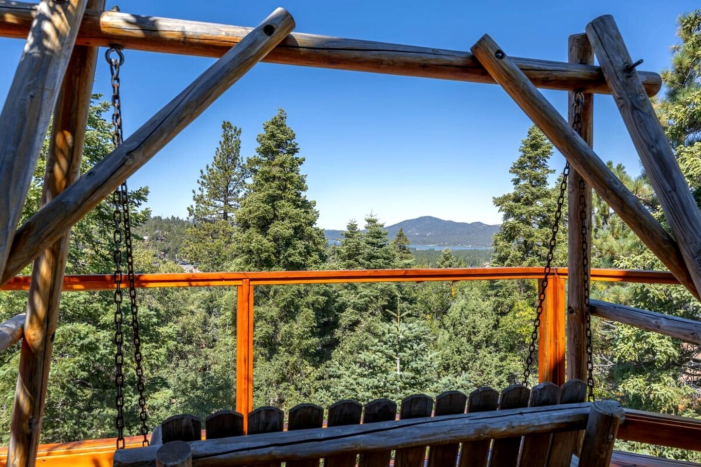 Breathtaking Huge Cabin with Hot-tub and Stunning Views in Moonridge, California