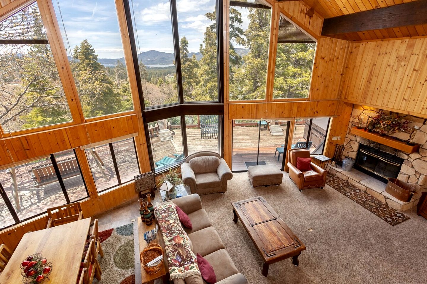 Breathtaking Huge Cabin with Hot-tub and Stunning Views in Moonridge, California