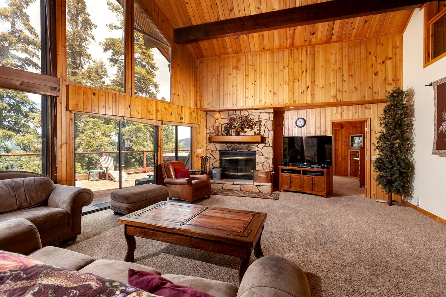 Breathtaking Huge Cabin with Hot-tub and Stunning Views in Moonridge, California
