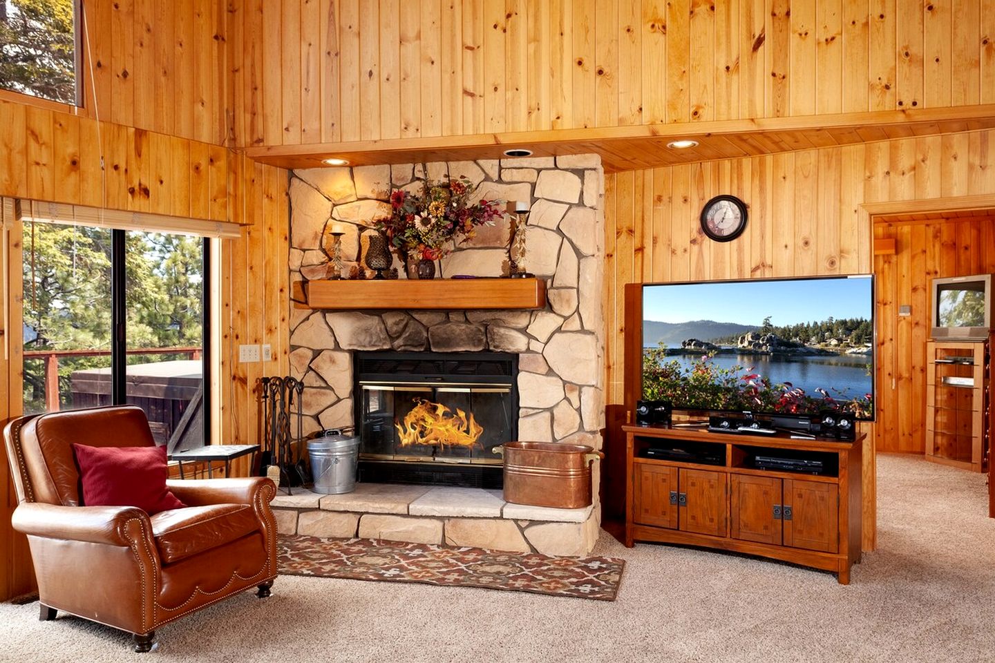 Breathtaking Huge Cabin with Hot-tub and Stunning Views in Moonridge, California