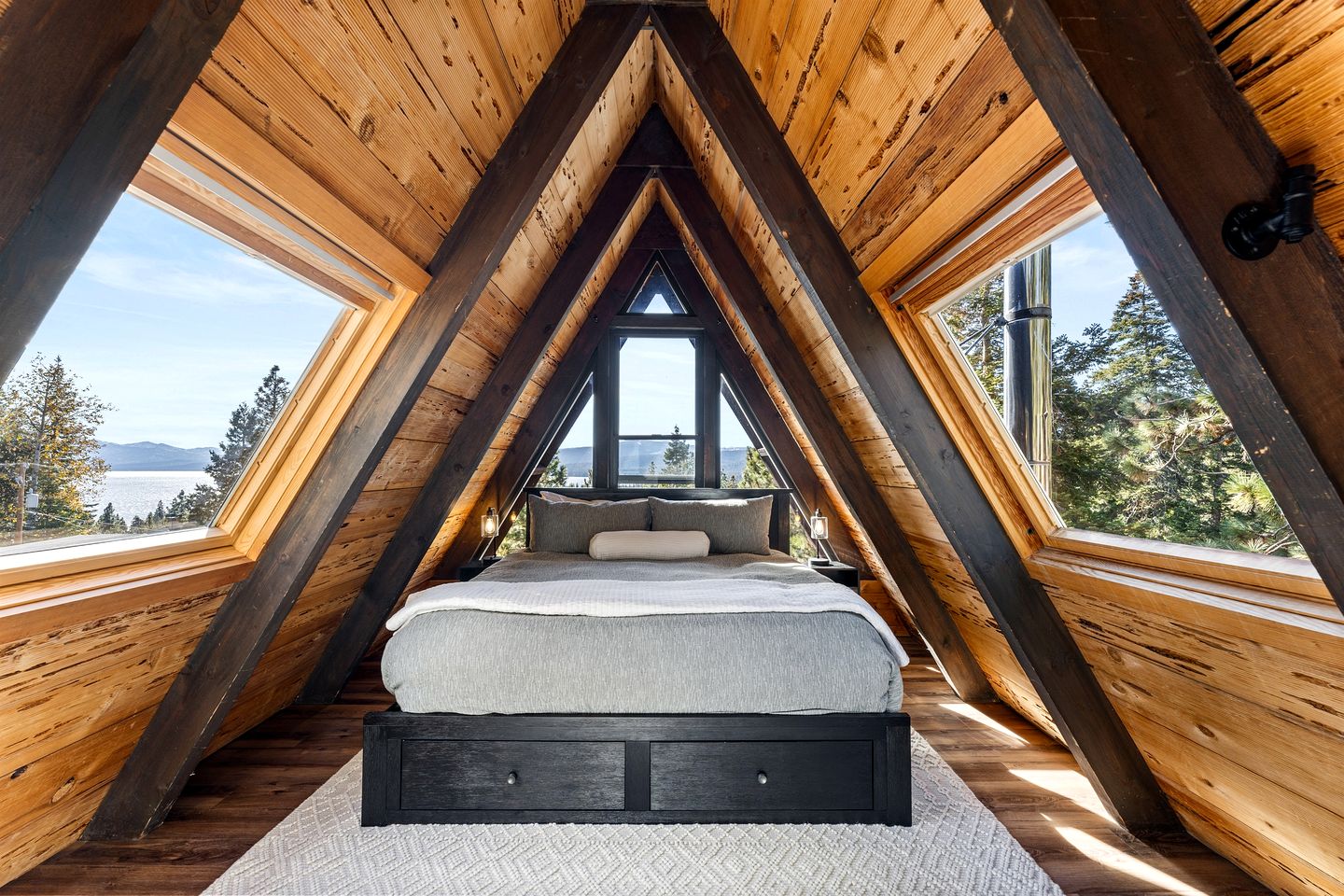 Beautiful A-Frame Cabin with Jacuzzi, Double Deck, Ping Pong Table and Lake Views in California