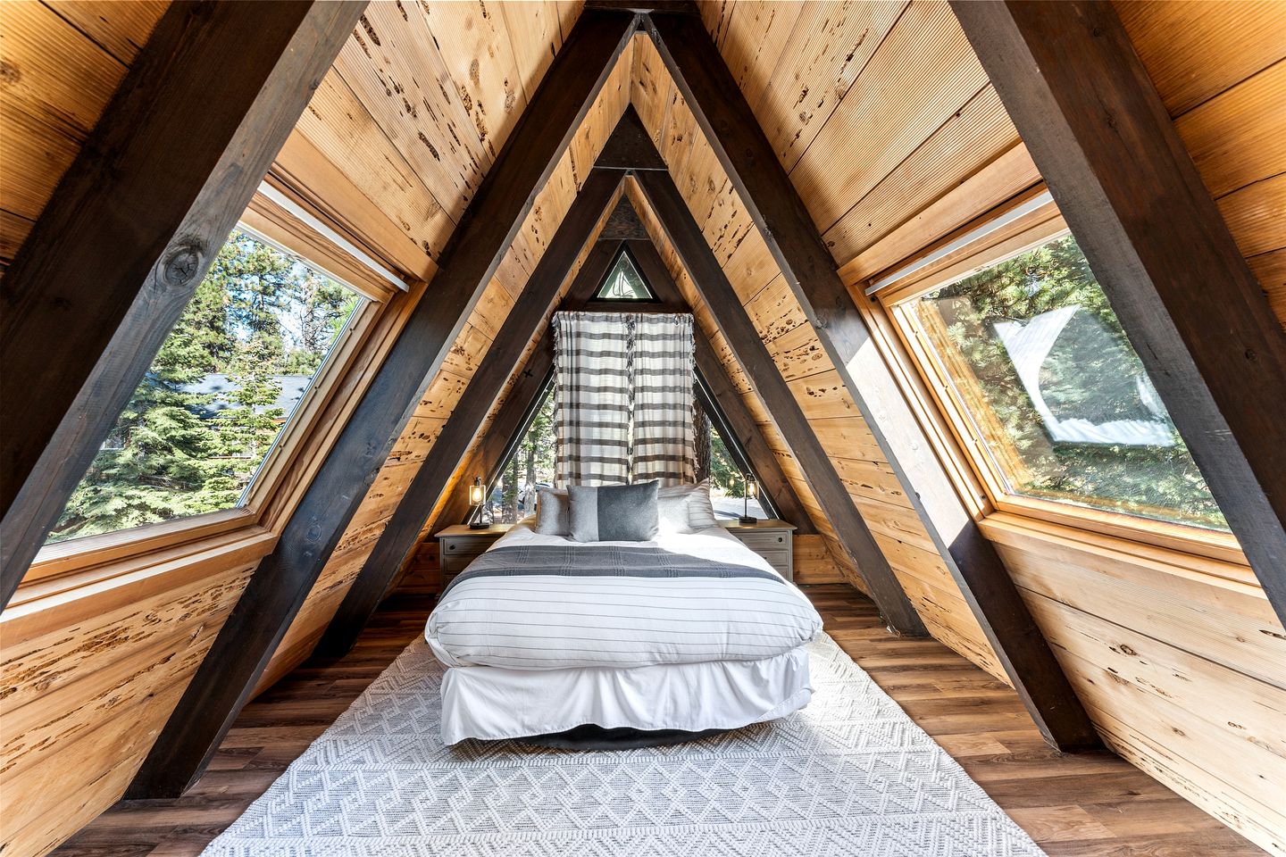 Beautiful A-Frame Cabin with Jacuzzi, Double Deck, Ping Pong Table and Lake Views in California