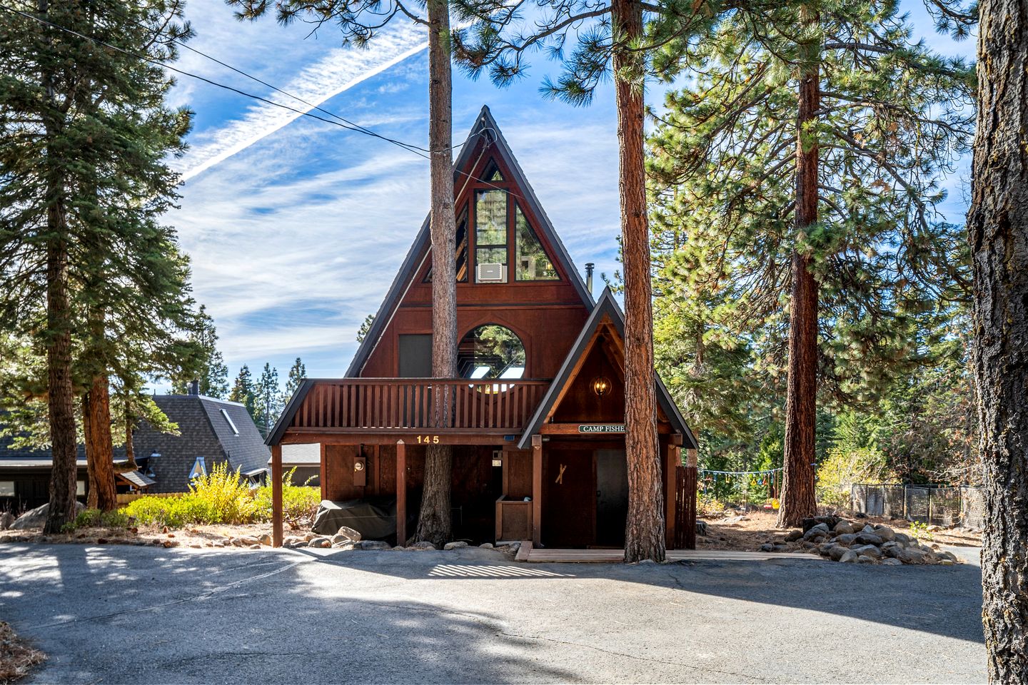 Beautiful A-Frame Cabin with Jacuzzi, Double Deck, Ping Pong Table and Lake Views in California