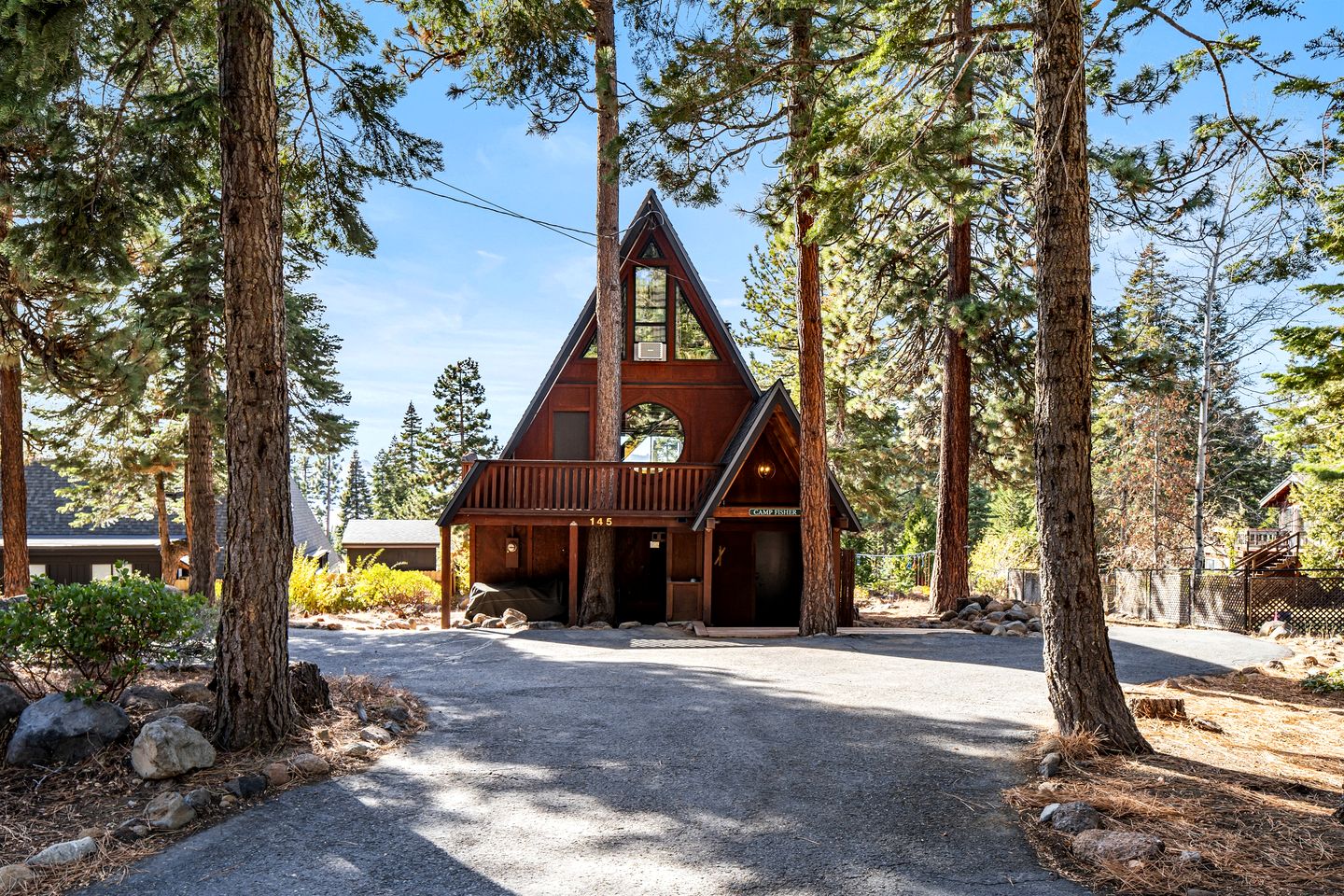 Beautiful A-Frame Cabin with Jacuzzi, Double Deck, Ping Pong Table and Lake Views in California