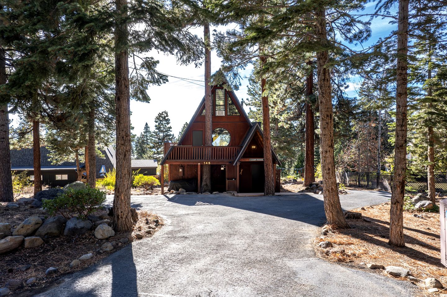 Beautiful A-Frame Cabin with Jacuzzi, Double Deck, Ping Pong Table and Lake Views in California