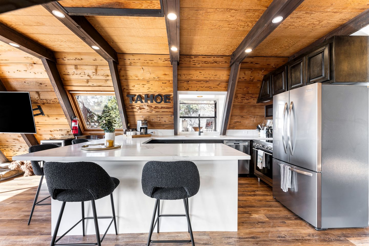 Beautiful A-Frame Cabin with Jacuzzi, Double Deck, Ping Pong Table and Lake Views in California