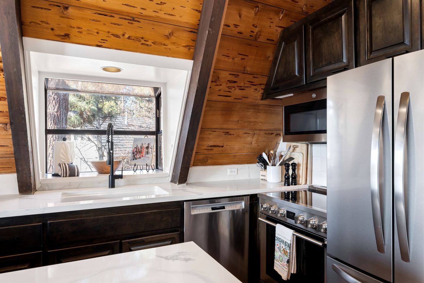 Beautiful A-Frame Cabin with Jacuzzi, Double Deck, Ping Pong Table and Lake Views in California