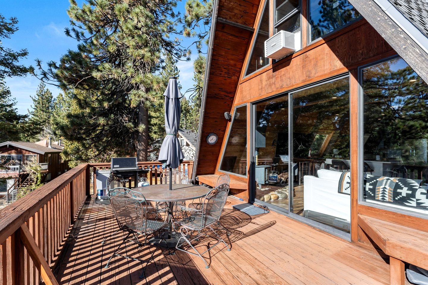 Beautiful A-Frame Cabin with Jacuzzi, Double Deck, Ping Pong Table and Lake Views in California