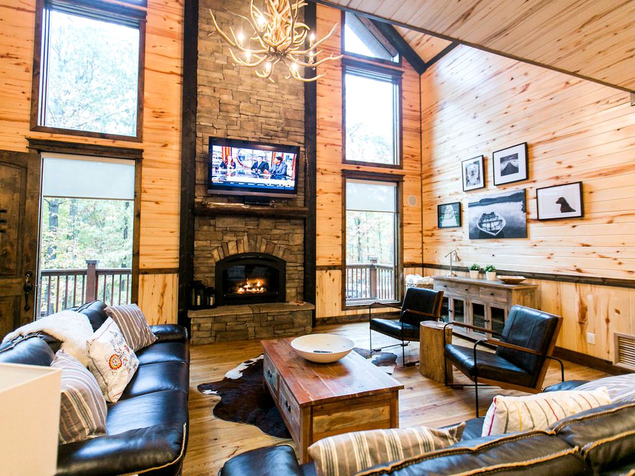 Spacious Luxury Log Cabin with Serene Woodland Views in Broken Bow, Oklahoma