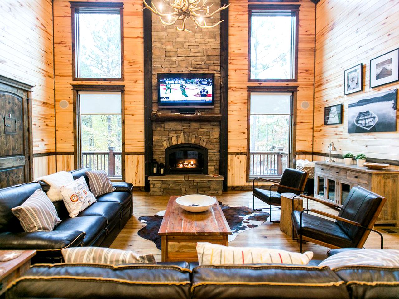 Spacious Luxury Log Cabin with Serene Woodland Views in Broken Bow, Oklahoma