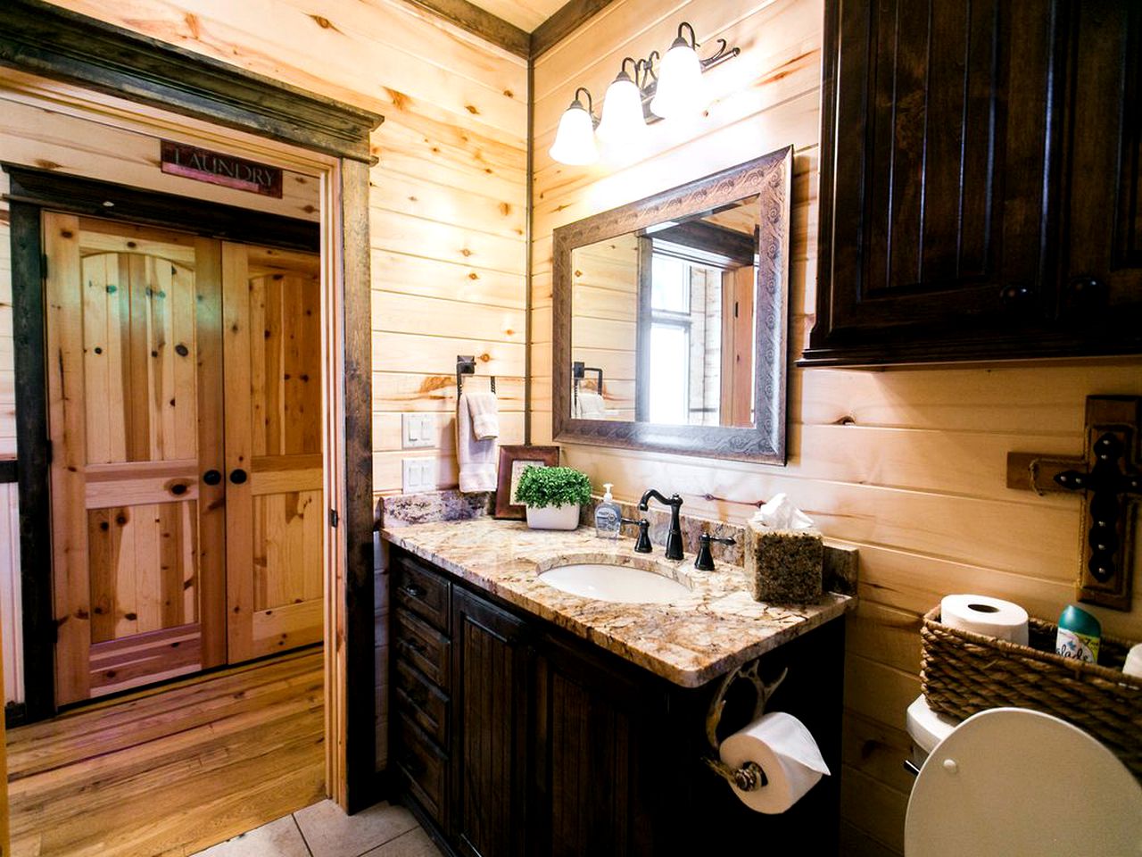 Spacious Luxury Log Cabin with Serene Woodland Views in Broken Bow, Oklahoma