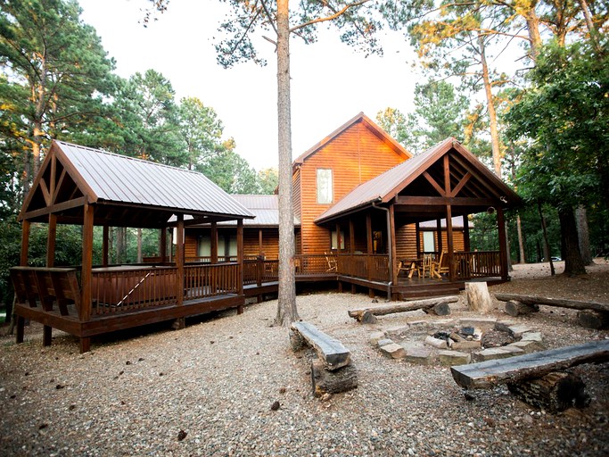 Log Cabins (Broken Bow, Oklahoma, United States)