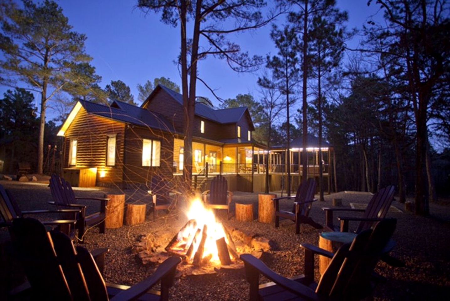 Delightful Unique Log Cabin Rental with Hot Tub near Oklahoma's Broken Bow Lake