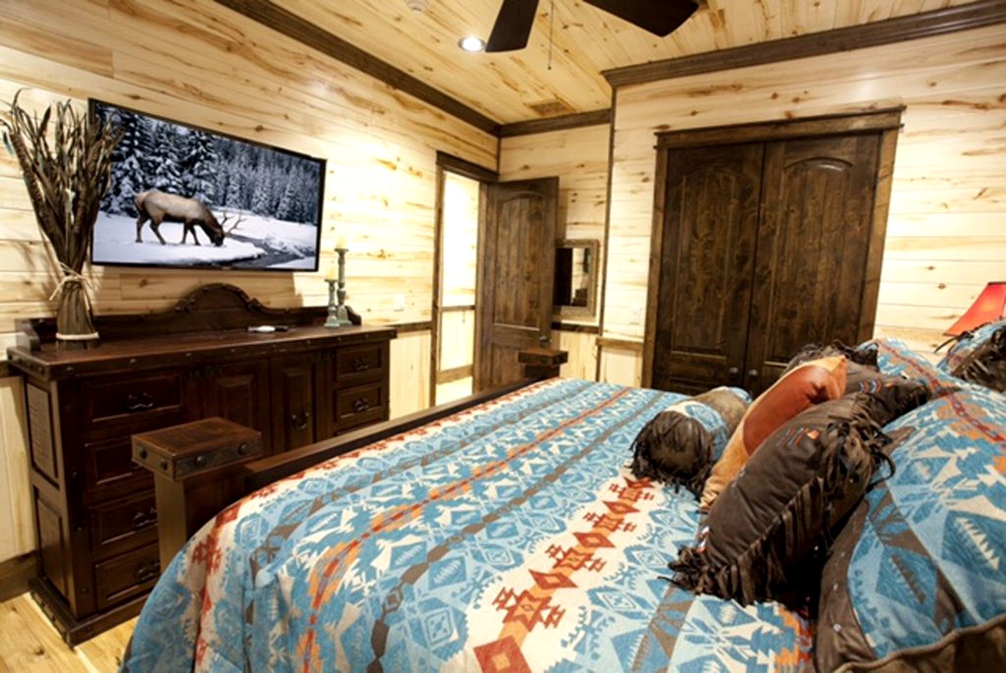 Delightful Unique Log Cabin Rental with Hot Tub near Oklahoma's Broken Bow Lake