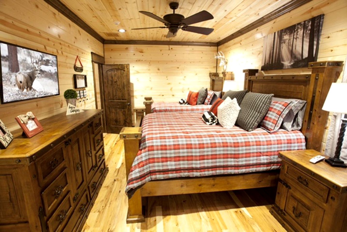 Delightful Unique Log Cabin Rental with Hot Tub near Oklahoma's Broken Bow Lake