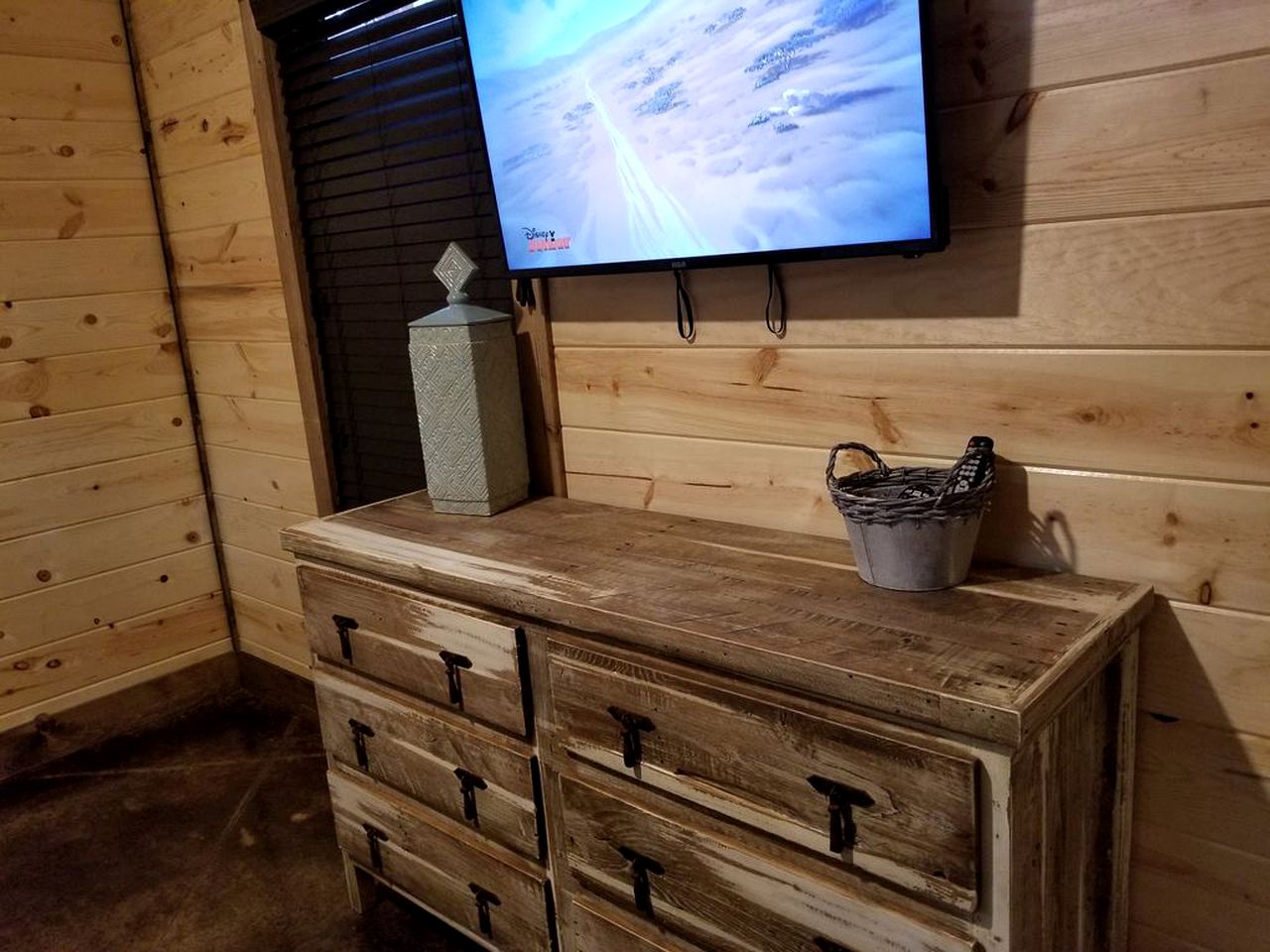 Cabin Rental with an Outdoor Fireplace near Beavers Bend State Park, Oklahoma