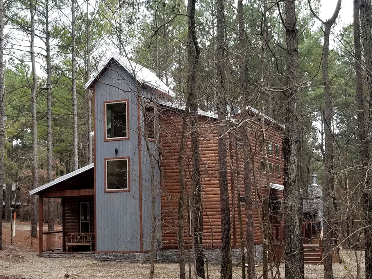 Cabin Rental with an Outdoor Fireplace near Beavers Bend State Park, Oklahoma