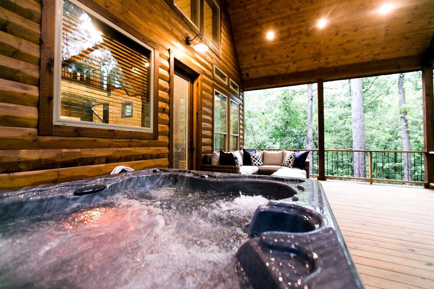 Luxury Cabin Accommodation with a Hot Tub near Broken Bow in Oklahoma